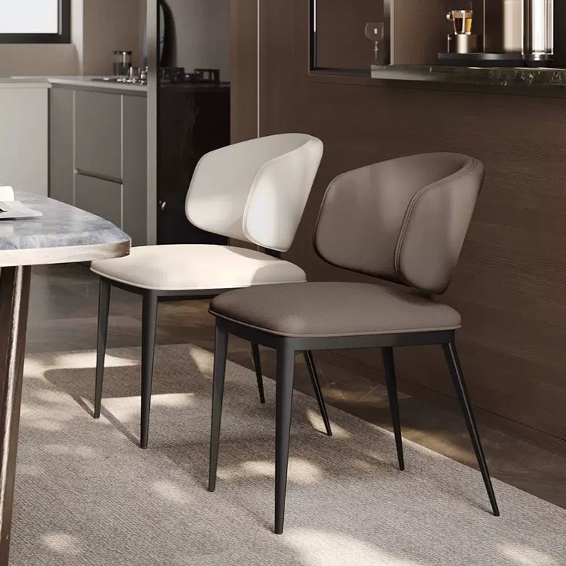 Chaise de salle à manger contemporaine en acier au carbone de luxe avec dossier sans accoudoirs en similicuir et éponge 