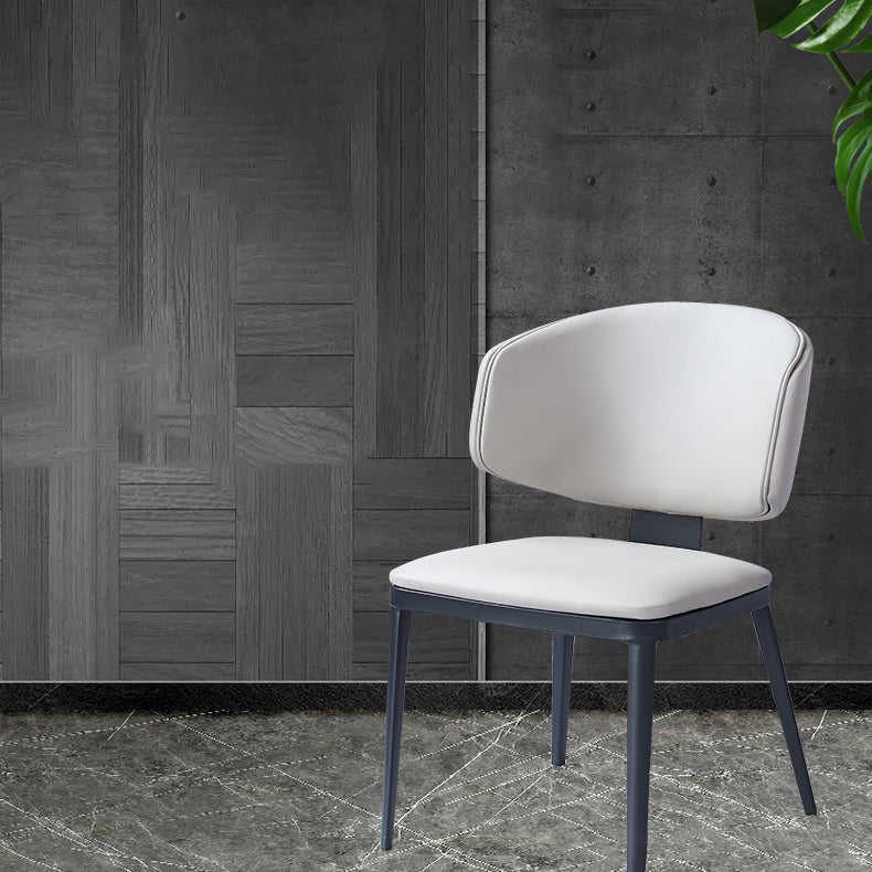Chaise de salle à manger moderne de luxe en cuir carré incurvé en acier au carbone avec dossier sans accoudoirs pour salle à manger 
