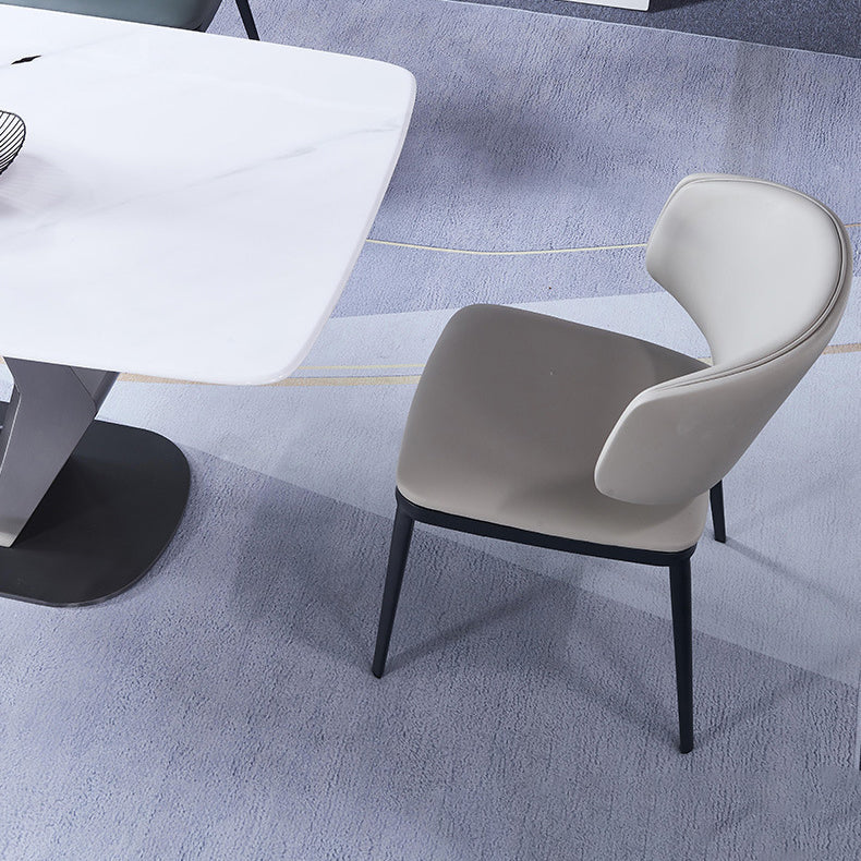 Moderne Luxus gebogene quadratische Kunstleder Kohlenstoffstahl Esszimmerstuhl Rückenlehne ohne Armlehnen für Esszimmer 