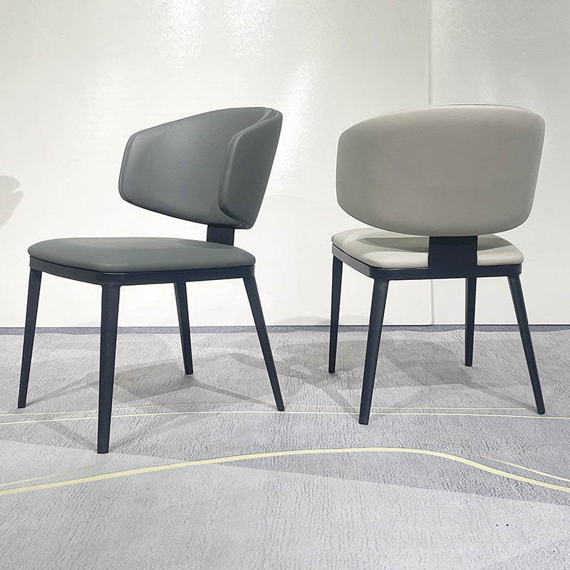 Chaise de salle à manger moderne de luxe en cuir carré incurvé en acier au carbone avec dossier sans accoudoirs pour salle à manger 