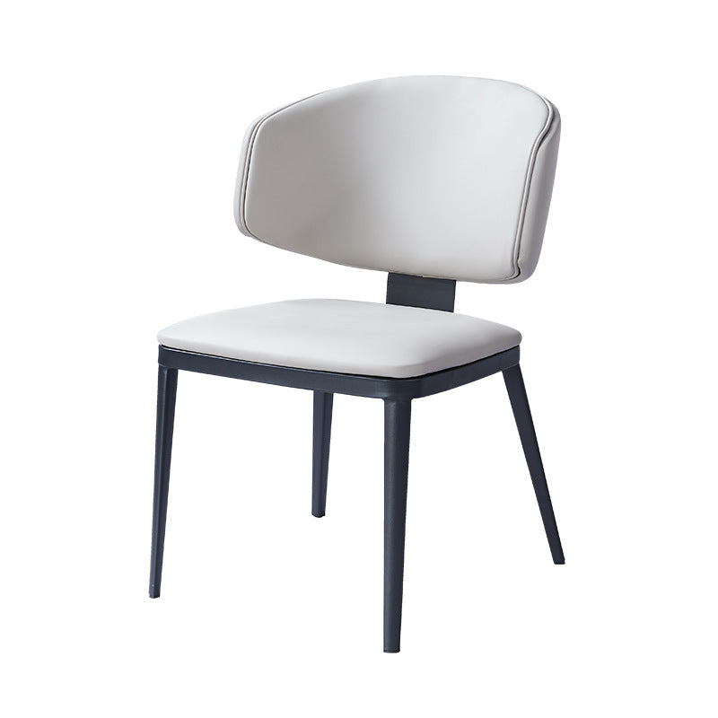 Chaise de salle à manger moderne de luxe en cuir carré incurvé en acier au carbone avec dossier sans accoudoirs pour salle à manger 