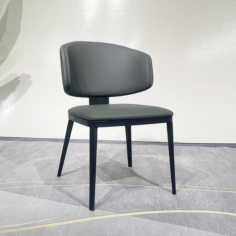 Chaise de salle à manger moderne de luxe en cuir carré incurvé en acier au carbone avec dossier sans accoudoirs pour salle à manger 