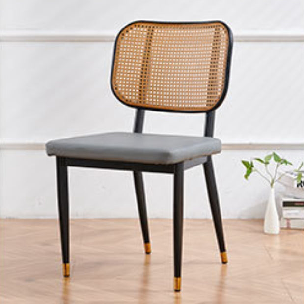 Chaise de salle à manger en cuir PU découpé moderne de luxe avec dossier en métal et rotin en bambou 