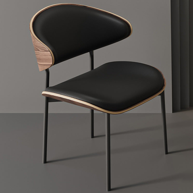 Moderner minimalistischer gebogener quadratischer Mikrofasersessel aus Leder, Massivholz und Stahl mit Rückenlehne für Esszimmer 