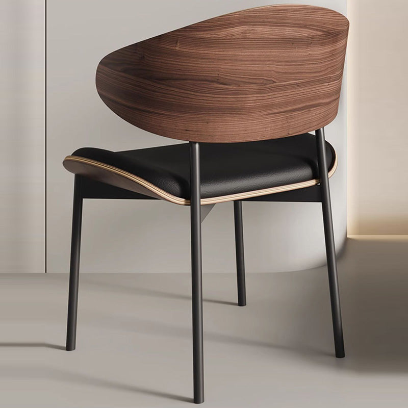 Moderner minimalistischer gebogener quadratischer Mikrofasersessel aus Leder, Massivholz und Stahl mit Rückenlehne für Esszimmer 