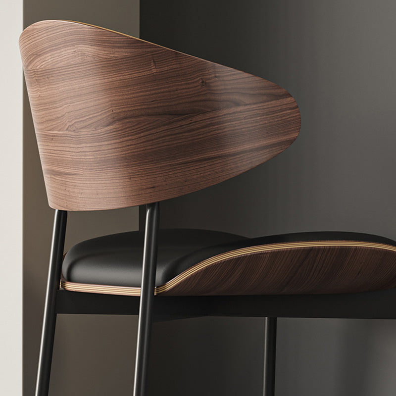 Moderner minimalistischer gebogener quadratischer Mikrofasersessel aus Leder, Massivholz und Stahl mit Rückenlehne für Esszimmer 