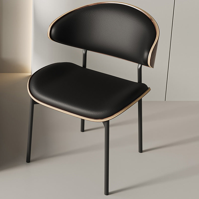 Moderner minimalistischer gebogener quadratischer Mikrofasersessel aus Leder, Massivholz und Stahl mit Rückenlehne für Esszimmer 