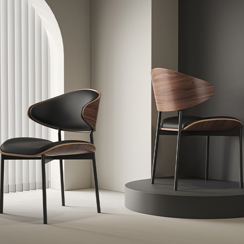 Moderner minimalistischer gebogener quadratischer Mikrofasersessel aus Leder, Massivholz und Stahl mit Rückenlehne für Esszimmer 
