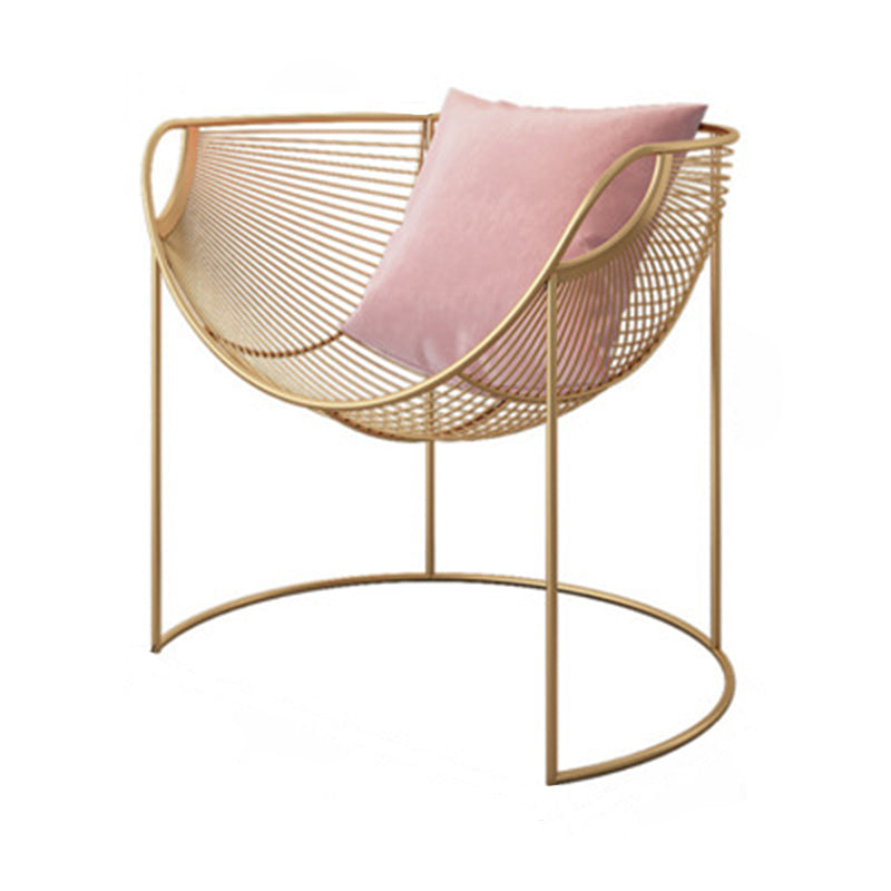 Respaldo de silla de comedor de metal de cuero curvado cuadrado calado escandinavo contemporáneo con brazo para comedor 