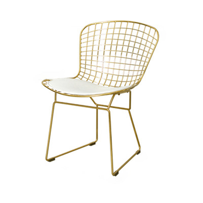 Respaldo de silla de comedor de metal de cuero curvado cuadrado calado escandinavo contemporáneo con brazo para comedor 