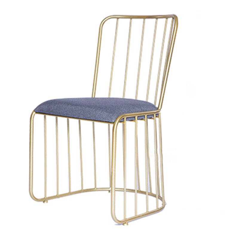 Respaldo de silla de comedor de metal de cuero curvado cuadrado calado escandinavo contemporáneo con brazo para comedor 