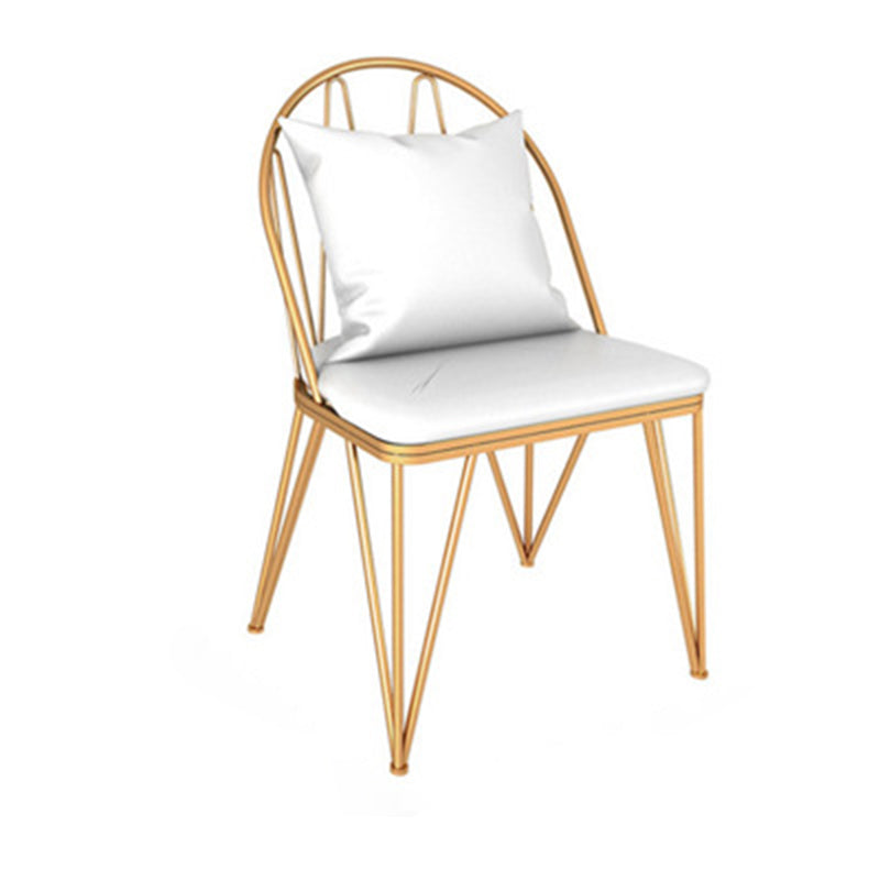Respaldo de silla de comedor de metal de cuero curvado cuadrado calado escandinavo contemporáneo con brazo para comedor 