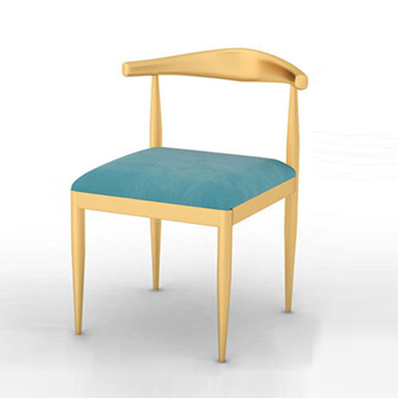 Respaldo de silla de comedor de metal de cuero curvado cuadrado calado escandinavo contemporáneo con brazo para comedor 