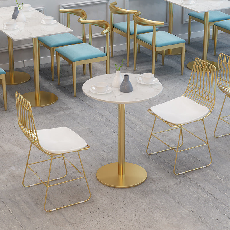 Respaldo de silla de comedor de metal de cuero curvado cuadrado calado escandinavo contemporáneo con brazo para comedor 
