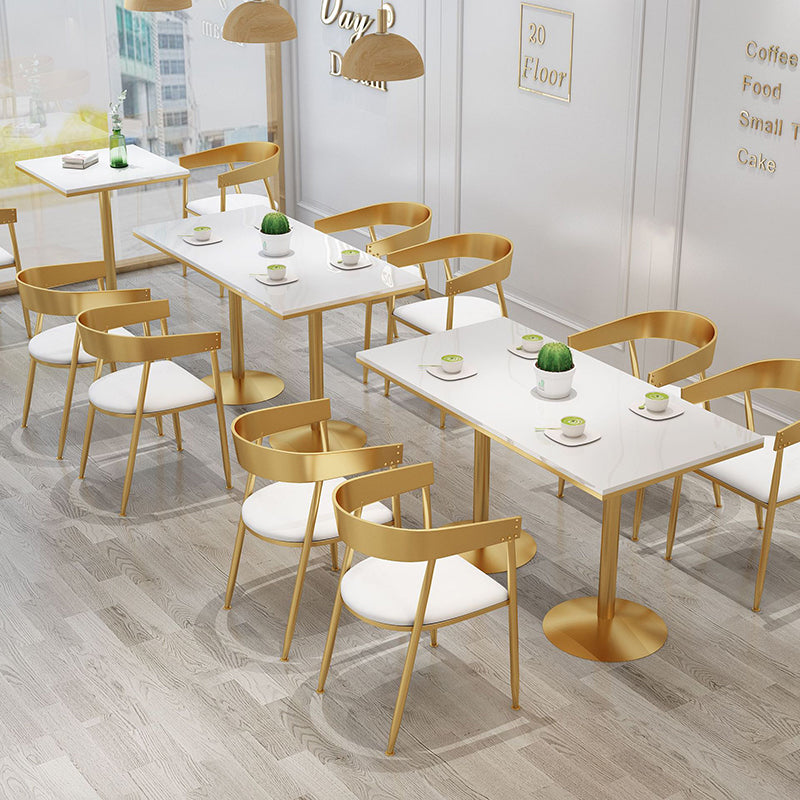 Respaldo de silla de comedor de metal de cuero curvado cuadrado calado escandinavo contemporáneo con brazo para comedor 