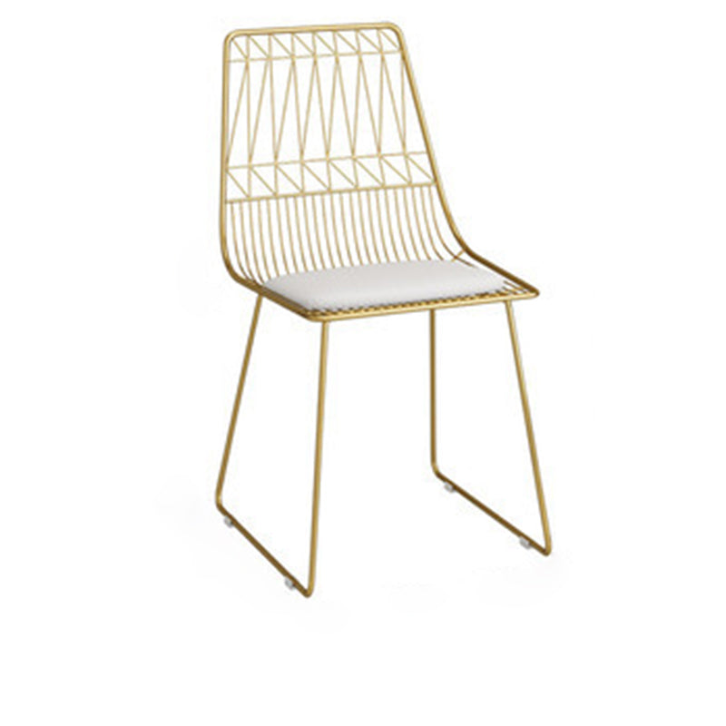 Respaldo de silla de comedor de metal de cuero curvado cuadrado calado escandinavo contemporáneo con brazo para comedor 