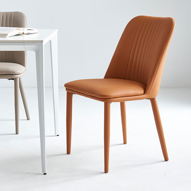 Moderner minimalistischer rechteckiger Stuhl mit abgenutztem Leder und Kohlenstoffstahl-Rückenlehne für das Esszimmer 