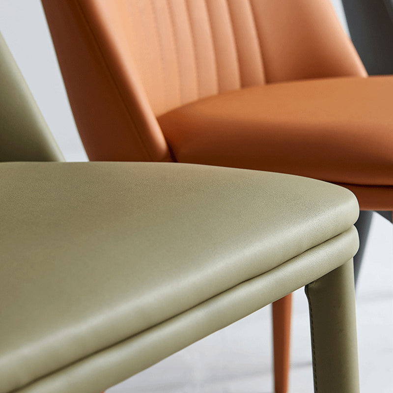 Moderner minimalistischer rechteckiger Stuhl mit abgenutztem Leder und Kohlenstoffstahl-Rückenlehne für das Esszimmer 