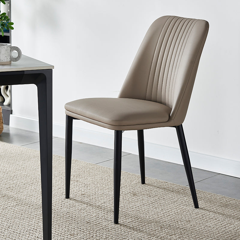 Moderner minimalistischer rechteckiger Stuhl mit abgenutztem Leder und Kohlenstoffstahl-Rückenlehne für das Esszimmer 