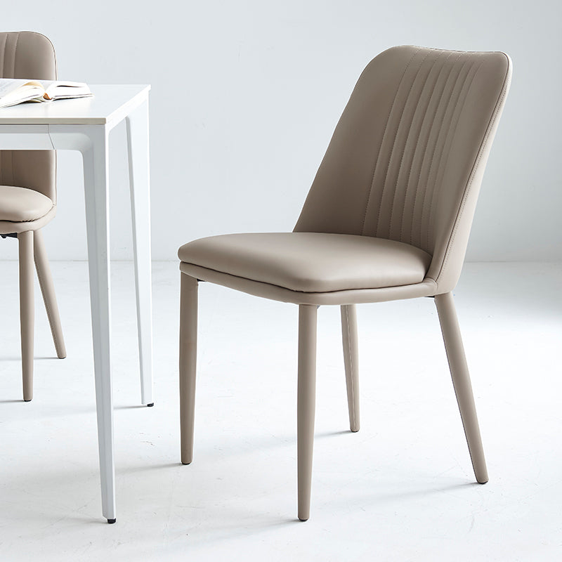 Moderner minimalistischer rechteckiger Stuhl mit abgenutztem Leder und Kohlenstoffstahl-Rückenlehne für das Esszimmer 