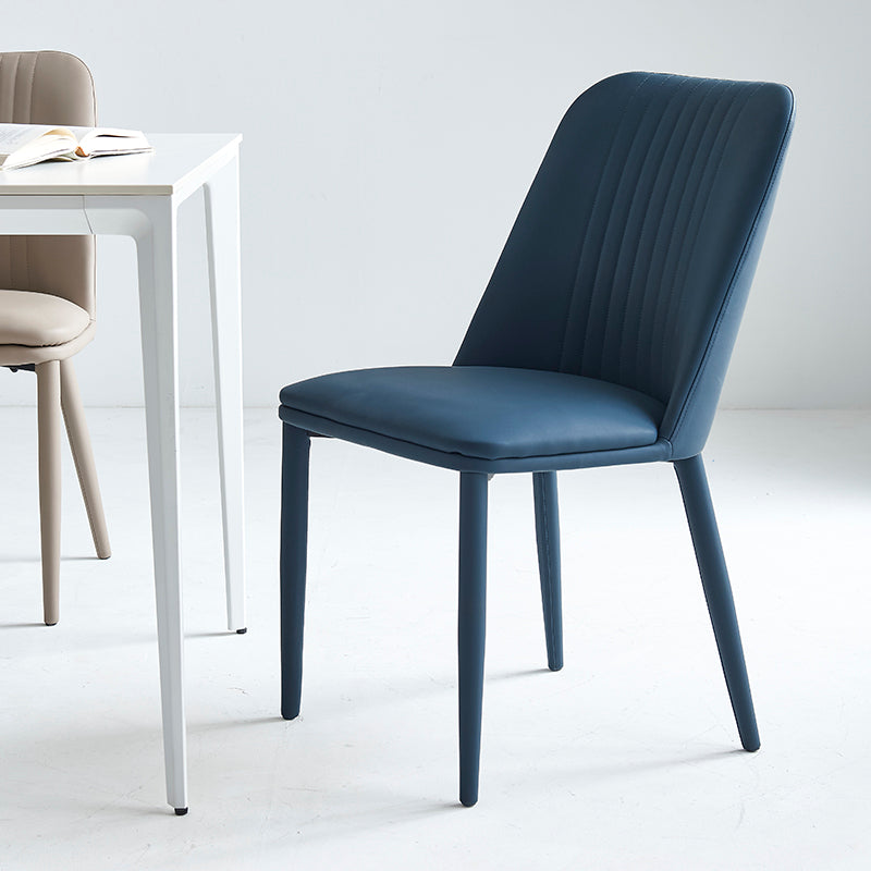 Moderner minimalistischer rechteckiger Stuhl mit abgenutztem Leder und Kohlenstoffstahl-Rückenlehne für das Esszimmer 
