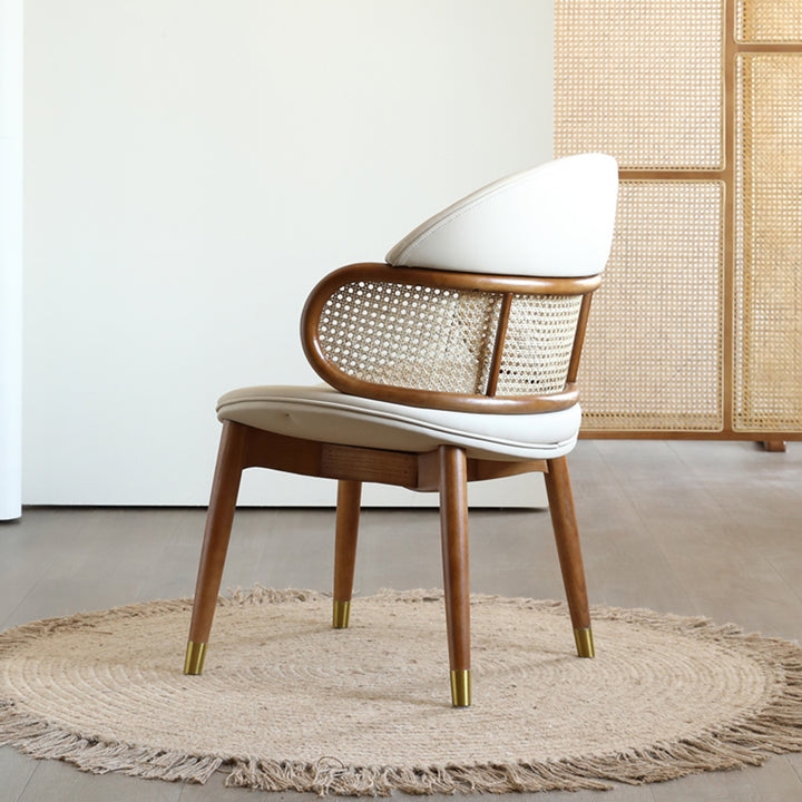 Zeitgenössischer skandinavischer U-förmiger gebogener runder Mikrofasersessel aus Leder mit Rattan-Asche-Holz-Messing-Rückenlehne für das Esszimmer 