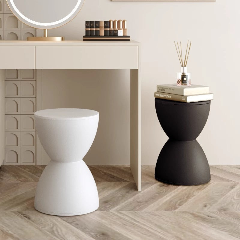 Moderner minimalistischer Sanduhr-förmiger runder Kunststoffstuhl ohne Rückenlehne für das Wohnzimmer 
