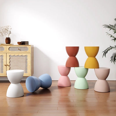 Moderner minimalistischer Sanduhr-förmiger runder Kunststoffstuhl ohne Rückenlehne für das Wohnzimmer 