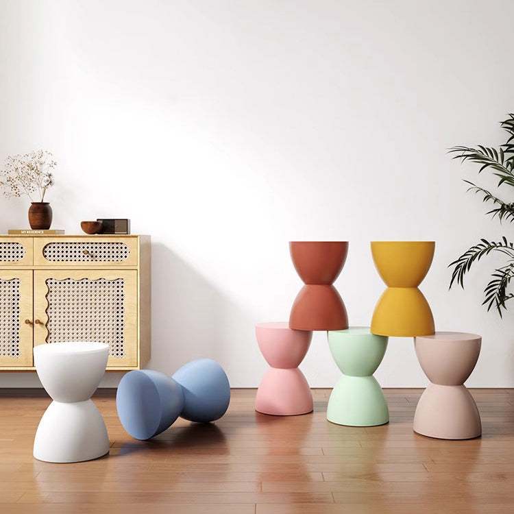 Moderner minimalistischer Sanduhr-förmiger runder Kunststoffstuhl ohne Rückenlehne für das Wohnzimmer 