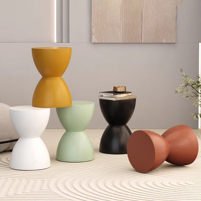 Moderner minimalistischer Sanduhr-förmiger runder Kunststoffstuhl ohne Rückenlehne für das Wohnzimmer 