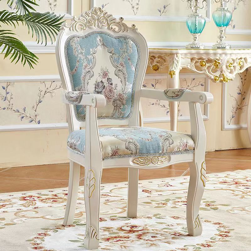 Esszimmerstuhl aus Birkenholz und Stoff mit geschnitzten traditionellen chinesischen Mustern, quadratischer Rückenlehne und Armlehnen für das Esszimmer 