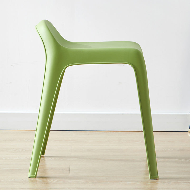 Chaise en plastique courbée carrée minimaliste moderne pour salon 