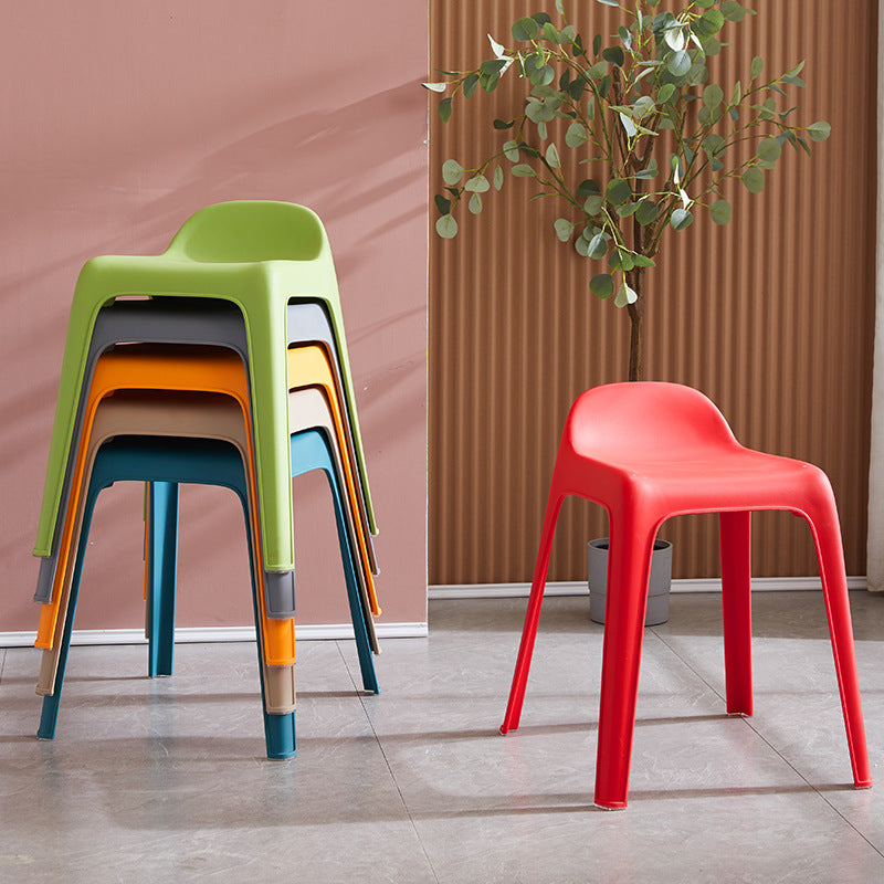 Chaise en plastique courbée carrée minimaliste moderne pour salon 