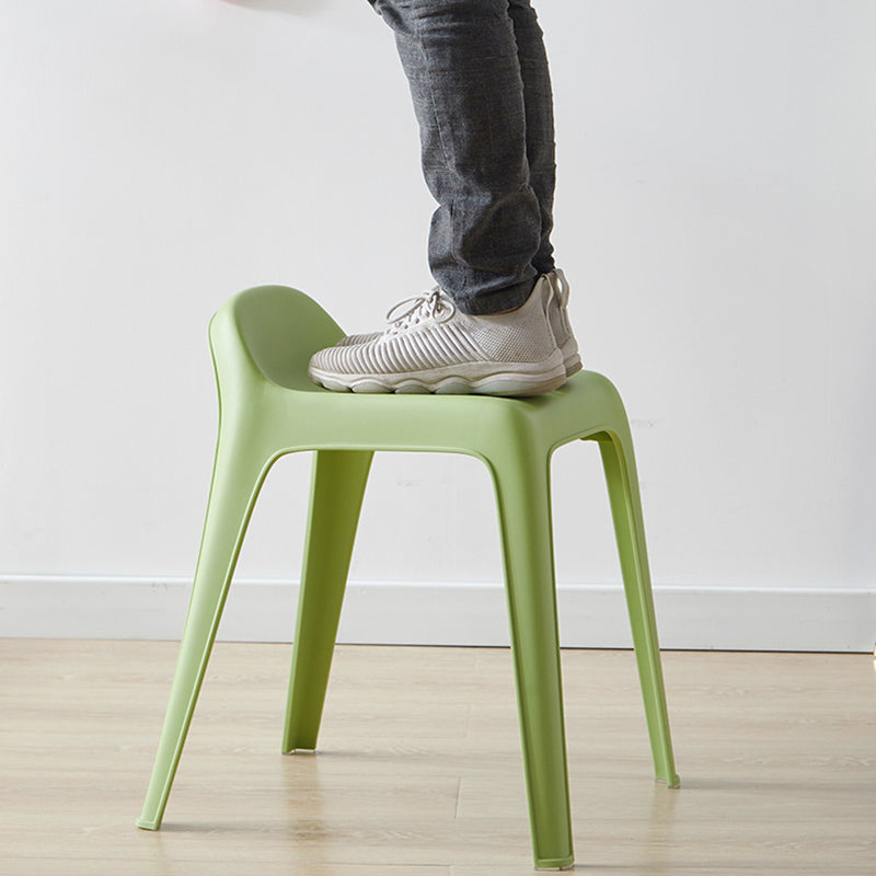 Chaise en plastique courbée carrée minimaliste moderne pour salon 