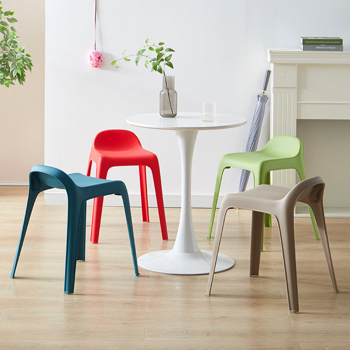 Chaise en plastique courbée carrée minimaliste moderne pour salon 