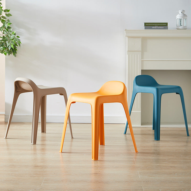 Chaise en plastique courbée carrée minimaliste moderne pour salon 