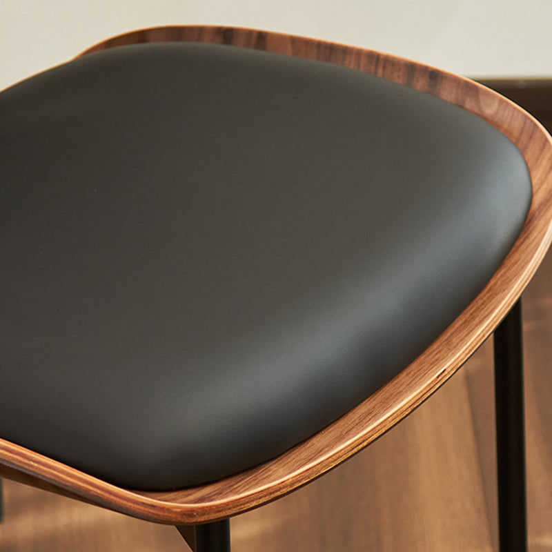 Moderna silla de comedor sin brazos con respaldo de metal y cuero de microfibra cuadrado curvado de lujo para el comedor 