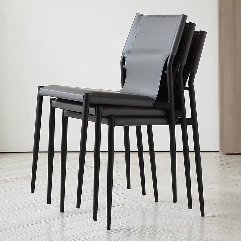 Chaise de salle à manger contemporaine scandinave en cuir rigide carré en cuir synthétique acier au carbone métal dossier pour salle à manger 