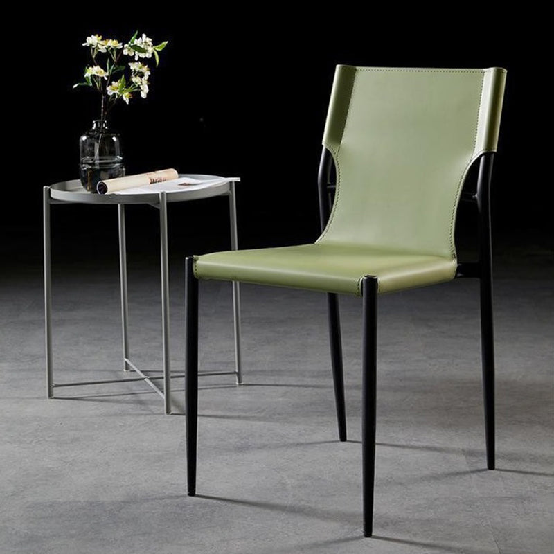 Chaise de salle à manger contemporaine scandinave en cuir rigide carré en cuir synthétique acier au carbone métal dossier pour salle à manger 