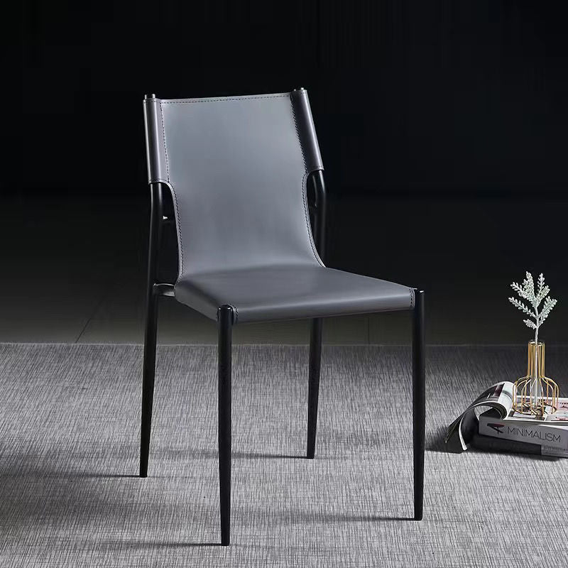 Chaise de salle à manger contemporaine scandinave en cuir rigide carré en cuir synthétique acier au carbone métal dossier pour salle à manger 
