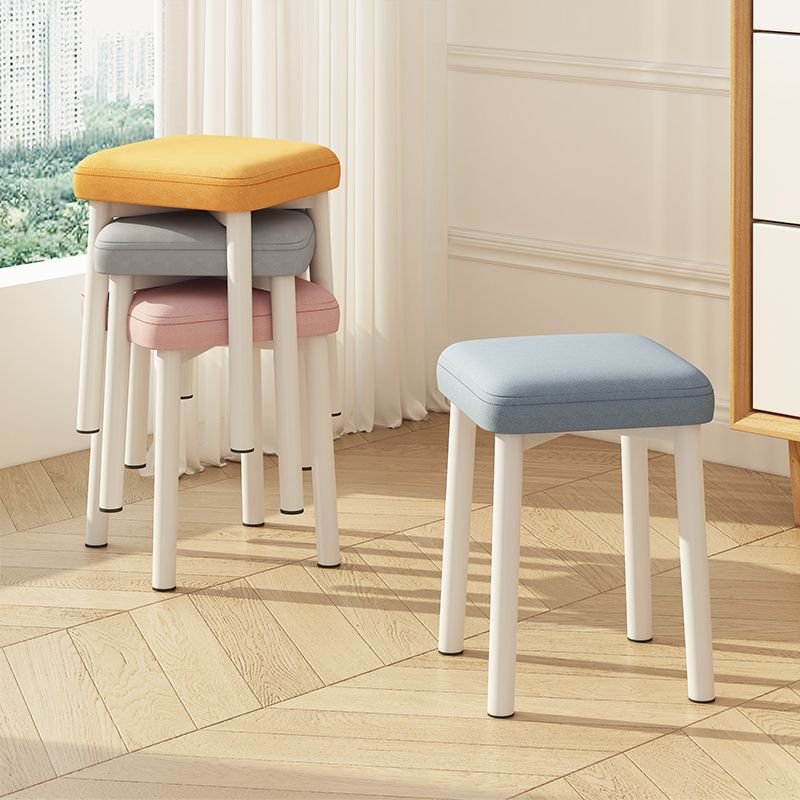 Zeitgenössischer skandinavischer Stoff PU Leder Eisen Latex quadratischer Hocker stapelbar für das Wohnzimmer 