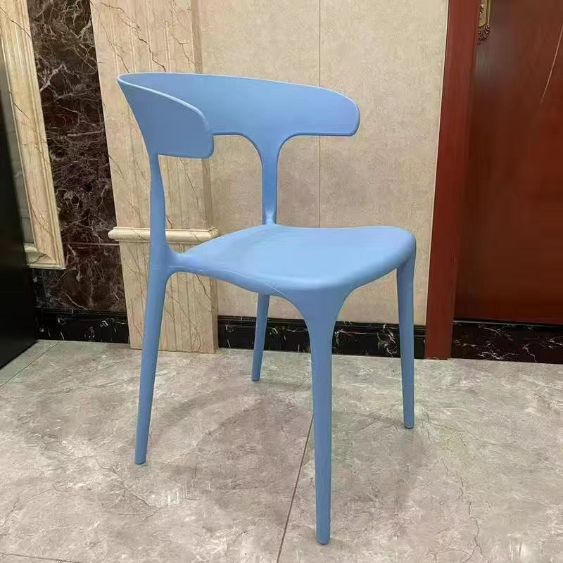 كرسي طعام معاصر من البلاستيك الإسكندنافي بتصميم مربع مجوف ومسند ظهر قابل للتكديس لغرفة الطعام 