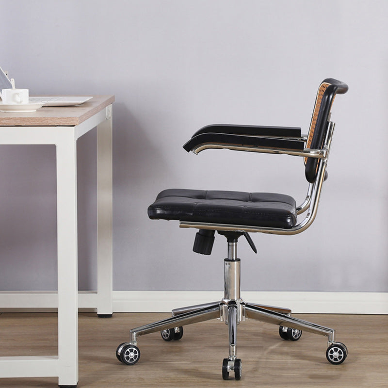 Zeitgenössischer Retro-Webstuhl Rattan PU Stahllegierung Hebbarer quadratischer Schreibtischstuhl Rückenlehne für Home Office 