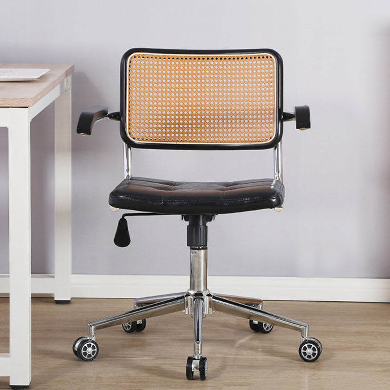 Zeitgenössischer Retro-Webstuhl Rattan PU Stahllegierung Hebbarer quadratischer Schreibtischstuhl Rückenlehne für Home Office 