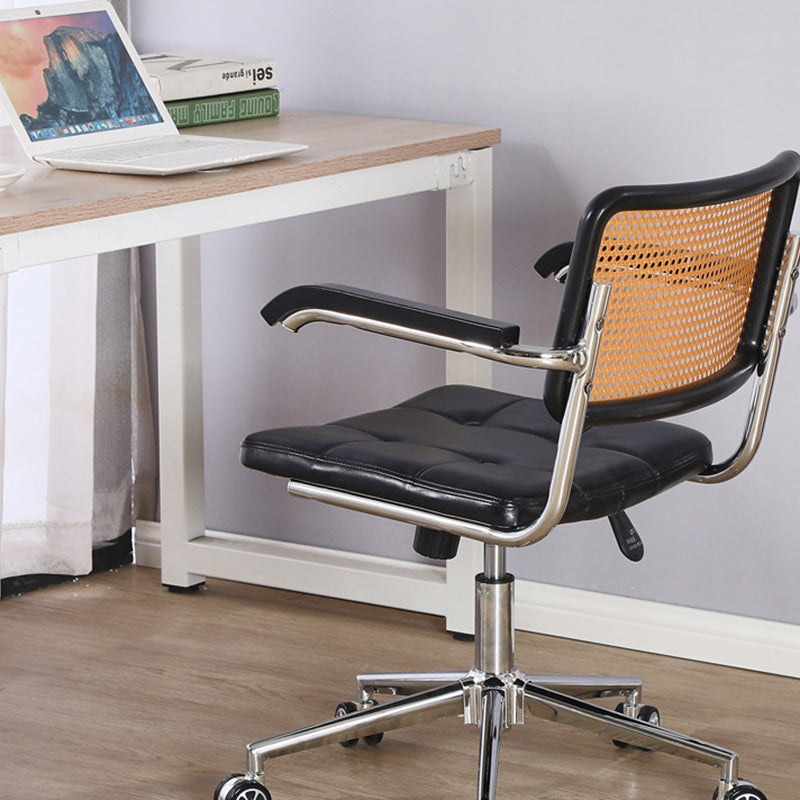 Zeitgenössischer Retro-Webstuhl Rattan PU Stahllegierung Hebbarer quadratischer Schreibtischstuhl Rückenlehne für Home Office 