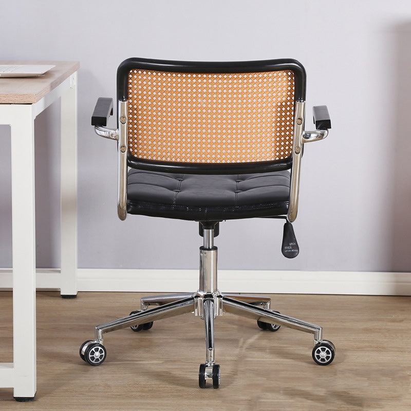 Zeitgenössischer Retro-Webstuhl Rattan PU Stahllegierung Hebbarer quadratischer Schreibtischstuhl Rückenlehne für Home Office 