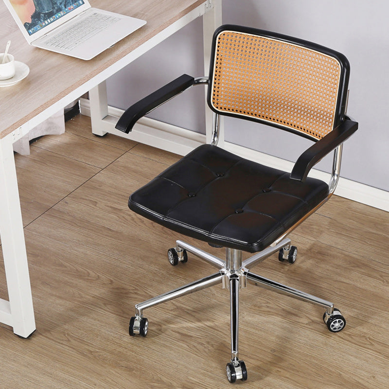 Zeitgenössischer Retro-Webstuhl Rattan PU Stahllegierung Hebbarer quadratischer Schreibtischstuhl Rückenlehne für Home Office 