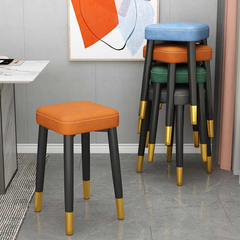 Respaldo de silla de comedor contemporánea de lujo cuadrada de cuero PU y acero al carbono para comedor 