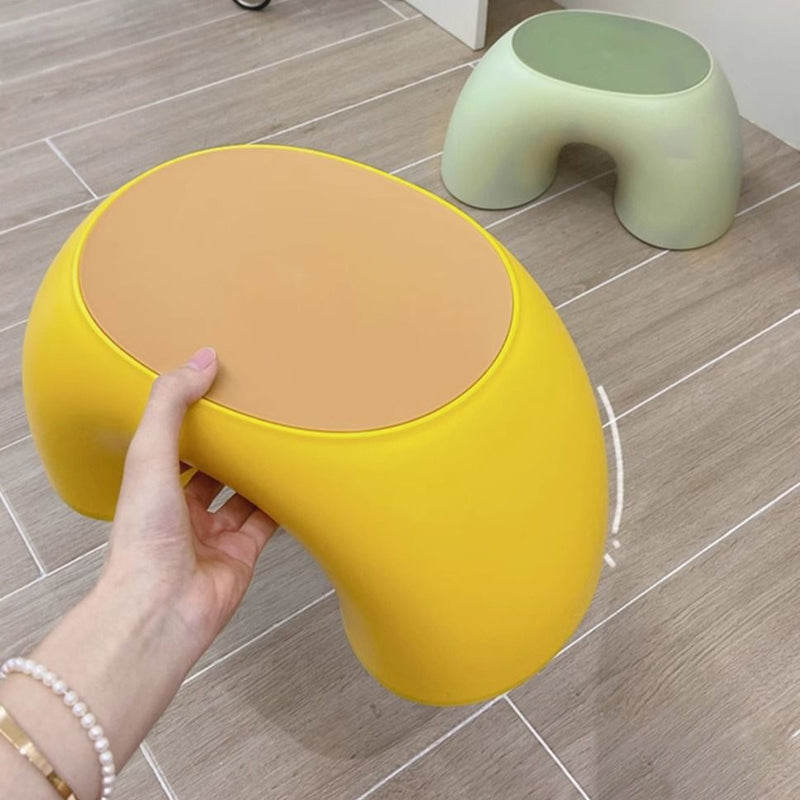 Moderner minimalistischer Kinderhocker in Regenbogenform aus PP-Kunststoff für das Wohnzimmer 