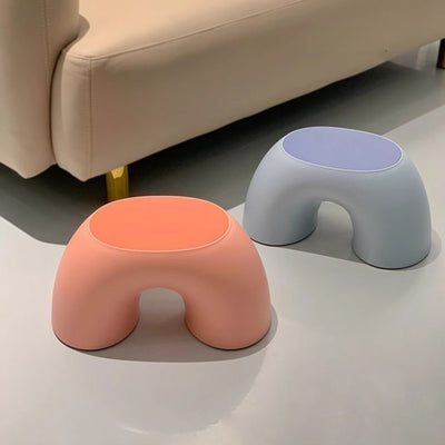 Moderner minimalistischer Kinderhocker in Regenbogenform aus PP-Kunststoff für das Wohnzimmer 